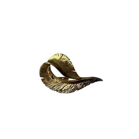 Sarah Coventry Jewelry - Vintage Signed Sarah Coventry Gold Tone Feather Brite Textured Brooch Pin